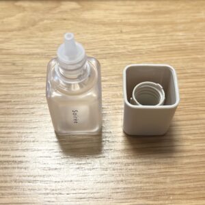 美容オイルボトルのキャップをあけたところ