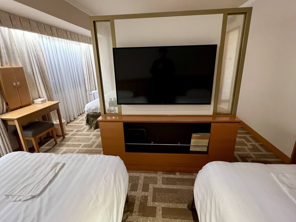 ベッド2台側から見たテレビ